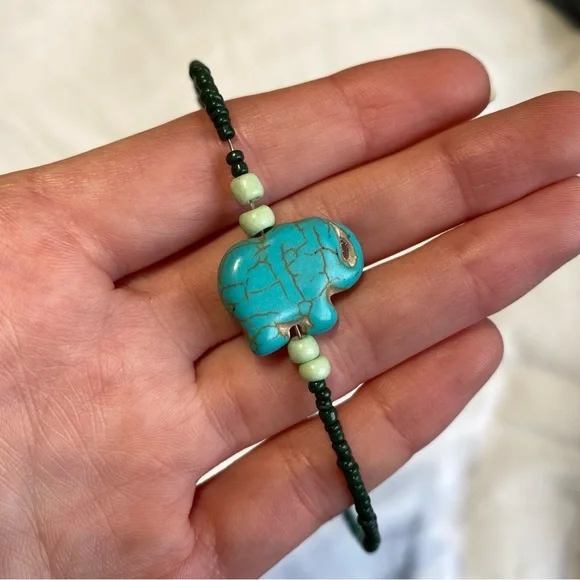 Short beaded necklace with elephant charm - Picture 2 of 6